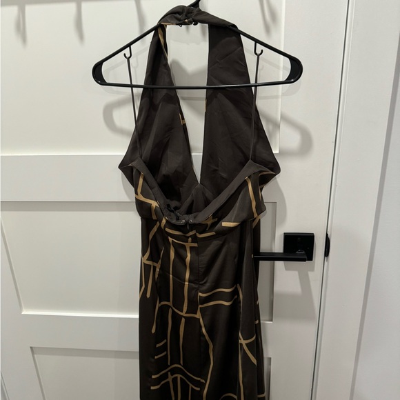 Great fitted crisscross top dress. - Picture 2 of 5